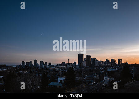 Calgary skyline en fin d'après-midi avec des rayons de soleil qui se reflète sur les immeubles de verre. Banque D'Images