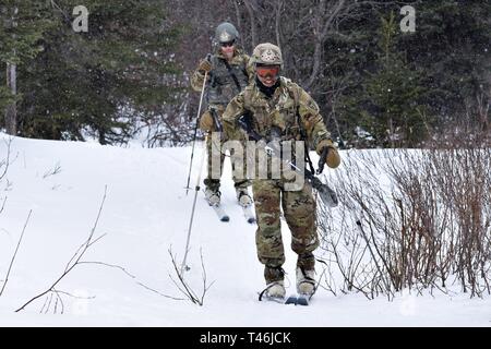 Cours de chefs de 19-004 par temps froid le long du sentier de ski étudiants Hippie après le tirant partie des 10 kilomètres au nord de biathlon Warfare Training Center's Black Rapids Site Formation 12 Mars, 2019. Le froid des trains Cours de chefs de peloton escouade- et les dirigeants de niveau dans les connaissances et les compétences nécessaires pour mener à bien les opérations de petites unités dans le froid, la neige-couvertes de l'environnement. L'accent est mis sur les effets du froid sur le personnel et le matériel de base, l'utilisation de vêtements pour temps froid et de l'équipement, de l'artisanat champ d'hiver, raquette et technique de ski et d'hiver ou les régions froides navigati Banque D'Images