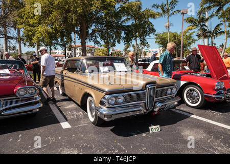 Naples, Floride, USA - Mars 23,2019 : Tan 1959 Corsair à la 32e Assemblée annuelle du dépôt de Naples Salon de voitures de Naples, en Floride. Editorial seulement. Banque D'Images