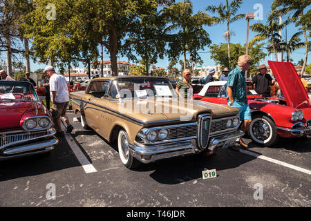 Naples, Floride, USA - Mars 23,2019 : Tan 1959 Corsair à la 32e Assemblée annuelle du dépôt de Naples Salon de voitures de Naples, en Floride. Editorial seulement. Banque D'Images