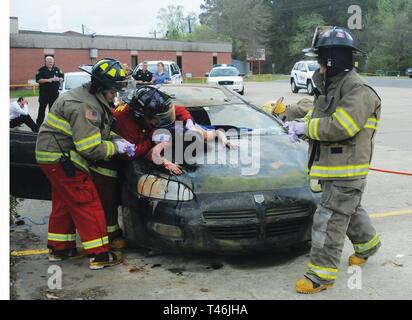 D'Incendie et de secours de la Côte-de-Sable arrive sur les lieux et commence à évaluer les blessures simulées. Ils devront se rendre sur la victime qui a volé à travers le pare-brise de voiture, joué par Pickering high school student Jaquelin Lopez, 16. La démonstration de ce qui peut arriver lorsque l'alcool au volant Mix a eu lieu à Pickering High School le 13 mars. Banque D'Images