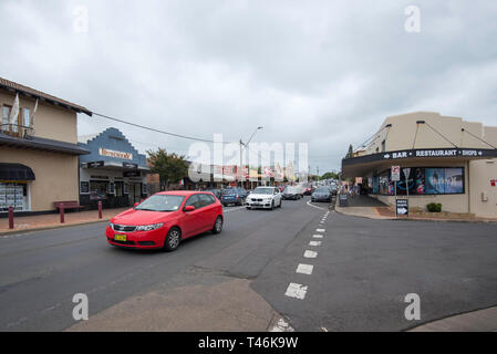Week-end le trafic congestionné dans la rue principale de la célèbre côte sud de la Nouvelle-Galles du Sud Ville de Milton Banque D'Images