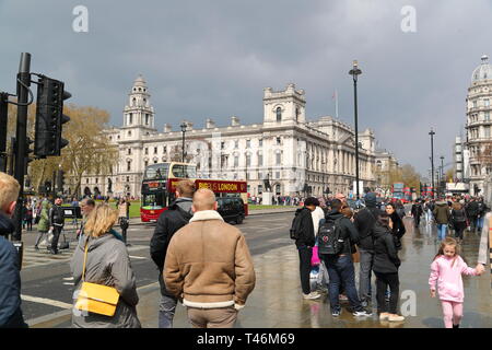 Parliament Street après la pluie à Westminster, London, UK Banque D'Images