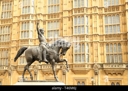 Statue de Richard Coeur de lion en face de la Maison du Parlement à Westminster, London, UK Banque D'Images