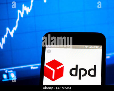 Sur cette photo, l'illustration d'une distribution de colis dynamique vu le logo affiché sur un téléphone intelligent Banque D'Images