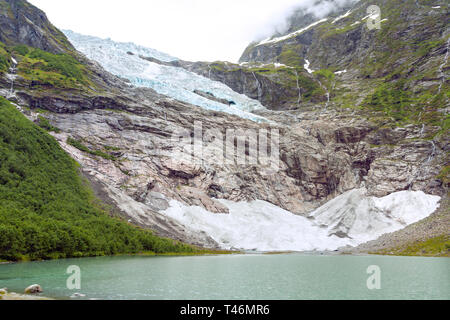 Paysage avec rivière près de Briksdalsbreen glacier. La fonte du glacier Briksdal en Norvège, Close up. Panorama de bas en haut. Nature et voyage Norvège Banque D'Images