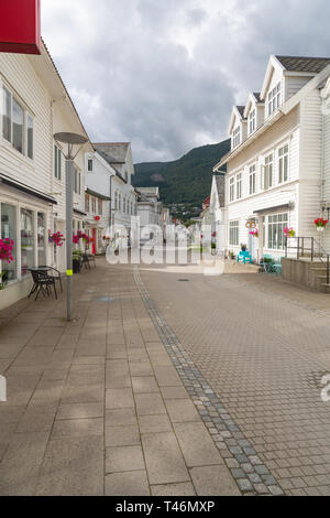 Nordfjordeid, Norway - Juillet 2016 : rue principale de la ville avec un Nordfjordeid retro blanc bâtiments. La rue sinueuse avec Vieux nice maisons blanches dans histor Banque D'Images