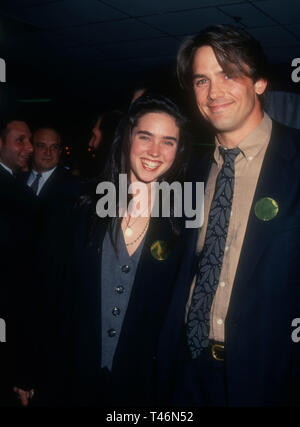 Century City, Californie, USA 19 Mars 1994 L'actrice Jennifer Connelly et acteur Billy Campbell assister à la cinquième Conférence annuelle de GLAAD Media Awards le 19 mars 1994 à l'hôtel Century Plaza Hotel à Century City, Californie, USA. Photo de Barry King/Alamy Stock Photo Banque D'Images