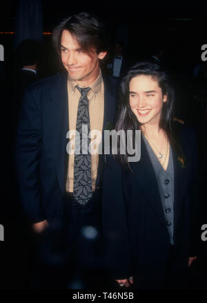 Century City, Californie, USA 19 mars 1994 comédien Billy Campbell et l'actrice Jennifer Connelly assister à la cinquième Conférence annuelle de GLAAD Media Awards le 19 mars 1994 à l'hôtel Century Plaza Hotel à Century City, Californie, USA. Photo de Barry King/Alamy Stock Photo Banque D'Images