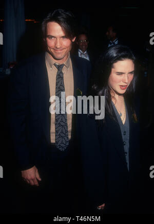 Century City, Californie, USA 19 mars 1994 comédien Billy Campbell et l'actrice Jennifer Connelly assister à la cinquième Conférence annuelle de GLAAD Media Awards le 19 mars 1994 à l'hôtel Century Plaza Hotel à Century City, Californie, USA. Photo de Barry King/Alamy Stock Photo Banque D'Images