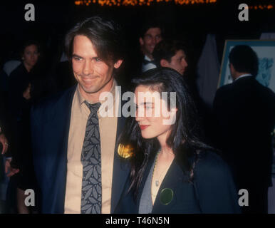 Century City, Californie, USA 19 mars 1994 comédien Billy Campbell et l'actrice Jennifer Connelly assister à la cinquième Conférence annuelle de GLAAD Media Awards le 19 mars 1994 à l'hôtel Century Plaza Hotel à Century City, Californie, USA. Photo de Barry King/Alamy Stock Photo Banque D'Images