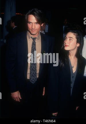 Century City, Californie, USA 19 mars 1994 comédien Billy Campbell et l'actrice Jennifer Connelly assister à la cinquième Conférence annuelle de GLAAD Media Awards le 19 mars 1994 à l'hôtel Century Plaza Hotel à Century City, Californie, USA. Photo de Barry King/Alamy Stock Photo Banque D'Images