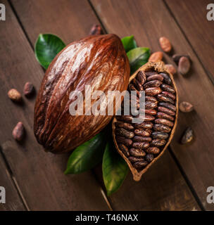 Les cabosses de cacao et grains de cacao sur la table en bois. Banque D'Images