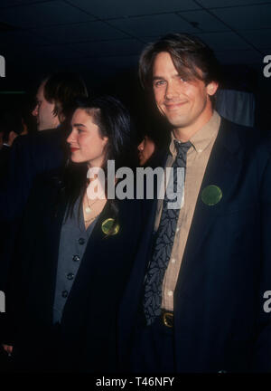 Century City, Californie, USA 19 Mars 1994 L'actrice Jennifer Connelly et acteur Billy Campbell assister à la cinquième Conférence annuelle de GLAAD Media Awards le 19 mars 1994 à l'hôtel Century Plaza Hotel à Century City, Californie, USA. Photo de Barry King/Alamy Stock Photo Banque D'Images