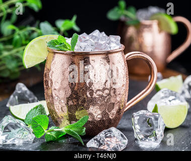 Froid glacial Moscow Mules cocktail au cooper cup. Close-up. Banque D'Images