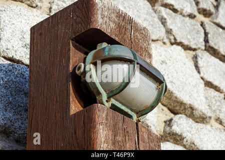 Petite lampe pour piétons en bois post View le long de la promenade en bois Banque D'Images