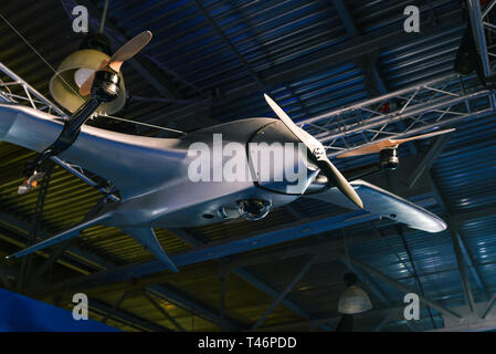Véhicule aérien sans pilote. Avions militaires sans pilote. Drone in hangar Banque D'Images