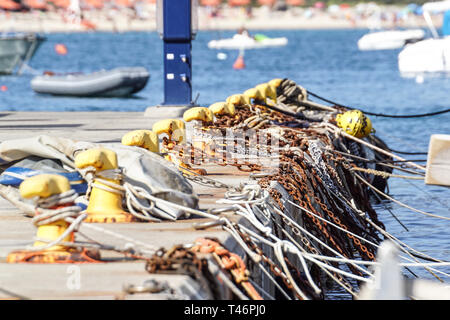 Une borne d'amarrage liée à une corde d'amarrage. Les navires amarrés au quai du port Banque D'Images