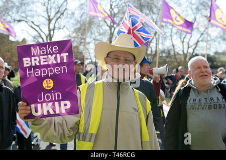 Un manifestant vu holding a placard lors de la manifestation. Les manifestants se sont réunis à la place du Parlement et ont défilé à différents endroits, y compris le pont de Westminster, Downing Street, Trafalgar Square de bloquer les rues et de faire face à la police. La demande des manifestants par le gouvernement et les politiciens à quitter l'Union européenne sans un accord et livrer ce qui a été promis. Banque D'Images