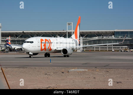 Un Boeing 737-800 de GOL Linhas Aéreas prêt à commencer la sienne vol de retour vers l'aéroport de Santiago Brasil. Banque D'Images