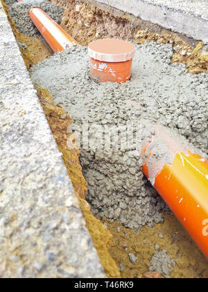 Trou d'inspection béton avec bouchon à vis lors de l'assemblage dans un chantier italien Banque D'Images