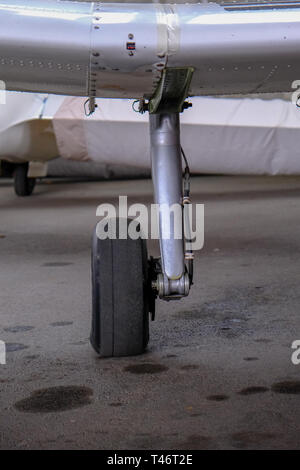 Close up d'atterrissage, des avions volant sport, vue avant du train principal Banque D'Images