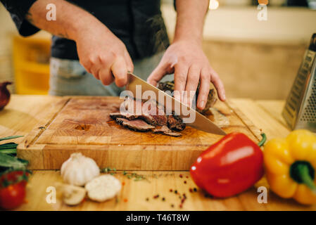 Chef à la poêle avec de la viande rôtie et vetables Banque D'Images