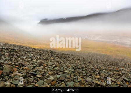 Montagnes, rivières pierreux par Bjorndalen lisse de bobinage, nuages dans la montagne, chute de Spitzberg, Svalbard, Norvège Banque D'Images