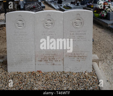 Tombes de trois équipages dans Lancaster RAF Maizy Cimetière France Banque D'Images