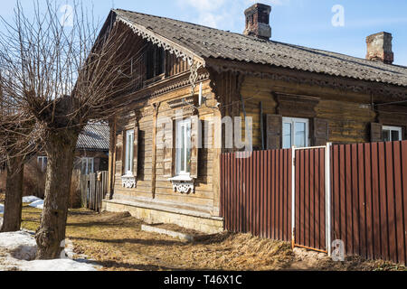 Maison de village en bois sculpté avec des décorations. Maisons typiques en Yegerskaya Sloboda ont été construites au milieu du 19ème siècle pour les Rangers de la Banque D'Images