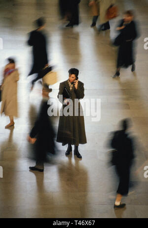 Businesswoman sur téléphone cellulaire dans Grand Central Terminal, NEW YORK, USA, 1995 Banque D'Images