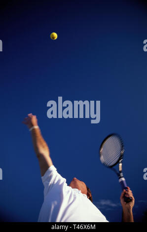 Joueur de tennis masculin en servant les blancs classique Ball, USA Banque D'Images