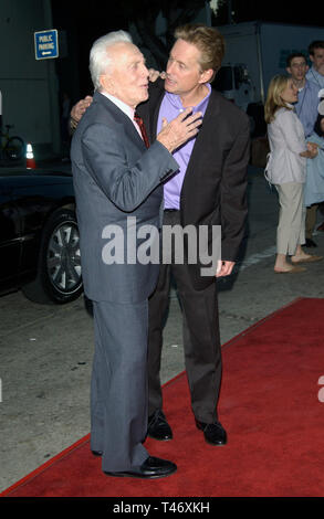 LOS ANGELES, CA. 07 avril 2003 : Père & Fils acteurs KIRK DOUGLAS ET MICHAEL DOUGLAS au Los Angeles première mondiale de leur film Il s'exécute dans la famille. Banque D'Images