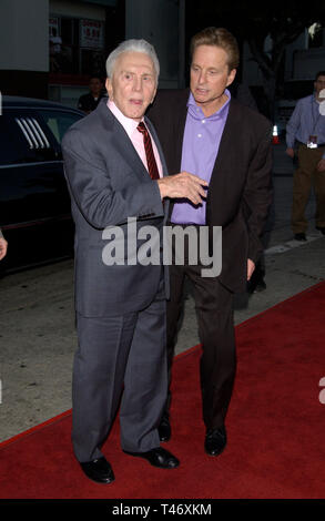 LOS ANGELES, CA. 07 avril 2003 : Père & Fils acteurs KIRK DOUGLAS ET MICHAEL DOUGLAS au Los Angeles première mondiale de leur film Il s'exécute dans la famille. Banque D'Images