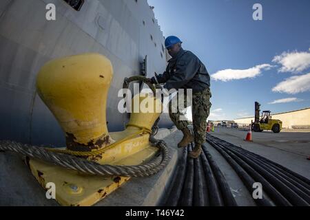 Un marin américain mans les amarres de l'USS Somerset (LPD 25) au cours des opérations de mouvement maritime à Port Hueneme, Californie, dans le cadre de l'exercice Pacific Blitz 19, 12 mars. PacBlitz19 est conçu pour former des Marines et marins dans des opérations de la force maritime place préalable et vise à augmenter les niveaux de compétence, l'expansion de la coopération et de renforcer les capacités maritimes. Banque D'Images