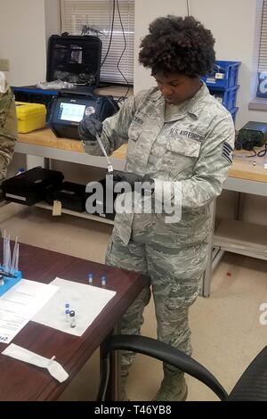 Le sergent de l'US Air Force. Backmon Kimberly, un technicien bioenvironmental avec le 169e groupe médical à McEntire Joint National Guard Base, Caroline du Sud Air National Guard, forme avec la nouvelle FLIR portable G510 Système de spectrométrie de masse chromatographie en phase gazeuse, 12 mars 2019. L'équipe d'ingénieurs bioenvironmental Swamp Fox a été sélectionné pour tester sur le terrain le matériel le plus récent, qui détecte les dangers chimiques dans les situations d'urgence. Banque D'Images