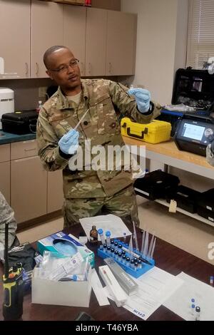 Le Lieutenant-colonel de l'US Air Force James Merriman, le 169e Groupe médical ingénieur bioenvironmental McEntire à la base de la Garde nationale conjointe, en Caroline du Sud Air National Guard, forme avec la nouvelle FLIR portable G510 Système de spectrométrie de masse chromatographie en phase gazeuse, 12 mars 2019. L'équipe d'ingénieurs bioenvironmental Swamp Fox a été sélectionné pour tester sur le terrain le matériel le plus récent, qui détecte les dangers chimiques dans les situations d'urgence. Banque D'Images