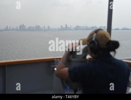 Manille, Philippines (13 mars 2019) - 7e flotte américaine USS Phare ...