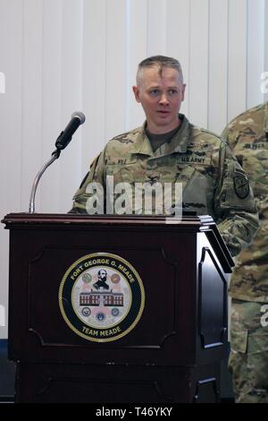 FORT GEORGE G. Meade, Maryland - Le Colonel Brian Vile, commandant de la 780e Military Intelligence (MI) Brigade (cyber), parle de l'Army National Guard (ARNG) Des soldats de la Force Echo II et III, d'autres soldats, leurs familles et amis, à une autorité de transition, cérémonie à l'Université McGill Centre de formation le 13 mars. Banque D'Images