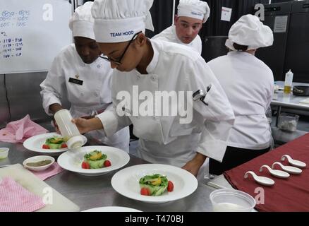 La CPS. Annastasia Cole et la FPC. Harris, bénédiction, spécialistes d'art culinaire de Fort Hood, au Texas, de préparer leur entrée dans le cadre de l'événement de l'équipe étudiant le 13 mars dans le cadre du Projet conjoint de l'exercice de formation culinaire (JCTE) à Fort Lee, en Virginie, dans l'événement, l'équipe de cinq personnes, avec moins de deux ans d'expérience, préparer un repas de trois plats. La 44e conférence annuelle des JCTE a débuté officiellement le 9 mars à MacLaughlin centre de remise en forme et se poursuit jusqu'au 14 mars. L'exercice, administré par le Centre d'excellence culinaire mixte, est la plus grande Fédération culinaire américaine et dirigée par la concurrence dans l'Ameri Banque D'Images