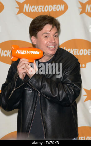 LOS ANGELES, CA. 12 avril 2003 : l'Acteur Mike Myers à Nickelodeon's 16th Annual Kids' Choice Awards à Santa Monica. Banque D'Images