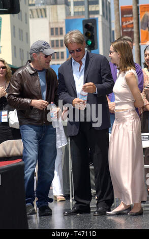 LOS ANGELES, CA. 30 mai 2003 : l'Acteur HARRISON FORD & petite amie l'actrice Calista Flockhart avec directeur Steven Spielberg (à gauche) sur Hollywood Boulevard où Ford a été honoré avec le 2,226ème étoile sur le Hollywood Walk of Fame. Banque D'Images