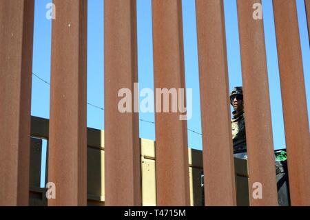 L'ARMÉE AMÉRICAINE Pvt. 1re classe James Posey, ingénieur à ingénieur Support Société, 610e exécute les barbelés le long de la frontière à San Luis, Arizona), Mars 14. Le ministère de la défense a déployé des unités de l'autre côté de la frontière sud-ouest à la demande de la U.S. Customs and Border Protection et est de fournir du soutien logistique, l'ingénierie, et de la protection de la force. Banque D'Images