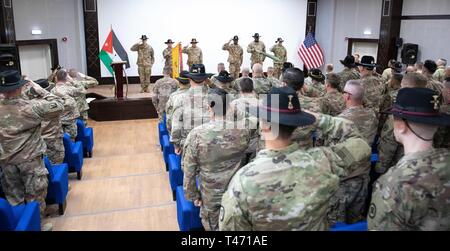 Les soldats de l'armée américaine salue pour l'interprétation de l'hymne national lors d'une cérémonie de transfert d'autorité au centre de formation conjointe, 14 mars 2019. Au cours de la cérémonie, le New Jersey 1er escadron de la Garde nationale, 102e régiment de cavalerie de l'autorité de la mission assume la garde nationale de Californie 1er Escadron, 18e Régiment de cavalerie. (Army National Guard Banque D'Images