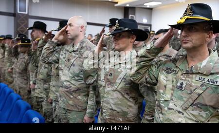 Les soldats de l'armée américaine salue pour l'interprétation de l'hymne national lors d'une cérémonie de transfert d'autorité au centre de formation conjointe, 14 mars 2019. Au cours de la cérémonie, le New Jersey 1er escadron de la Garde nationale, 102e régiment de cavalerie de l'autorité de la mission assume la garde nationale de Californie 1er Escadron, 18e Régiment de cavalerie. (Army National Guard Banque D'Images