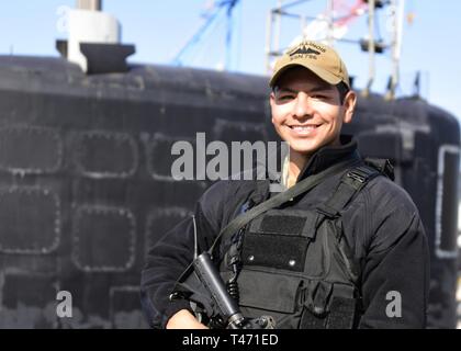 YOKOSUKA, Japon (14 mars 2019) Technicien Sonar (sous-marin) 3e classe William Alonso, d'Aurora, Colorado, affecté à la sous-marin de la classe Virginia USS Virginia (SSN 786), pose pour un portrait sur la jetée aux activités liées à la flotte de Yokosuka, Japon. "J'ai choisi la Marine parce que je voulais faire ma famille fière et servir quelque chose qui est plus grand que moi-même," a déclaré Alonso. "L'équipage est mon ride or die. Nous sommes toujours vers le bas pour un bon moment. J'ai eu d'aller à Yokohama et Tokyo et voir le Gundam géant robot." Banque D'Images