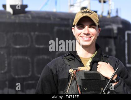 YOKOSUKA, Japon (14 mars 2019) 4400 Machiniste (auxiliaires), de pompier Jason Buffi Delran, New Jersey, affecté à la sous-marin de la classe Virginia USS Virginia (SSN 786), pose pour un portrait sur la jetée aux activités liées à la flotte de Yokosuka, Japon. "J'ai choisi la Marine à suivre dans mon père et grand-père," dit Buffi. "J'aime l'aventure de faire partie d'une communauté d'élite. Il n'y a pas de véritable moyen de se préparer aux qualifications le subs mais essayez de toujours garder l'apprentissage. Aussi ennuyeux que cela puisse paraître parfois, vous êtes certainement à améliorer votre travail." Banque D'Images