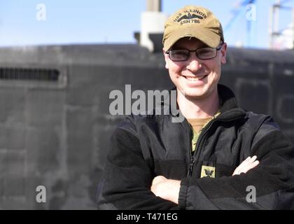 YOKOSUKA, Japon (14 mars 2019) 4400 Machiniste (nucléaire) 2e classe Austin Prince, de Severna Park, Maryland, affecté à la sous-marin de la classe Virginia USS Virginia (SSN 786), pose pour un portrait sur la jetée aux activités liées à la flotte de Yokosuka, Japon. "J'ai choisi la Marine parce que j'étais motivée après le 11 septembre. J'étais en 4ème année à l'époque," dit le Prince. "Ma partie préférée de la vie sous-marine est l'équipage de camaraderie. L'équipage est très accueillant et à proximité." Banque D'Images