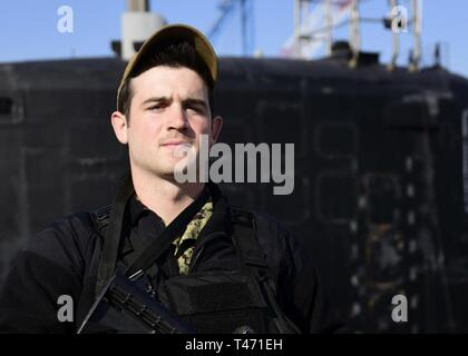 YOKOSUKA, Japon (14 mars 2019) Technicien en conduite de tir Seaman J.T. Gamberoni, de Nantucket, Massachusetts, affecté à la sous-marin de la classe Virginia USS Virginia (SSN 786), pose pour un portrait sur la jetée aux activités liées à la flotte de Yokosuka, Japon. "J'ai rejoint la marine pour voir le monde et de faire une différence", a déclaré Gamberoni. "Ma partie préférée de la vie sous-marine est la façon dont l'équipage est proche. Nous avons tous beaucoup de blagues de et passer un bon moment." Banque D'Images