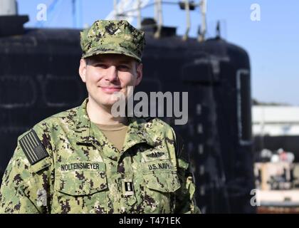 YOKOSUKA, Japon (14 mars 2019) Le Lieutenant Craig, Noltensmeyer d'Amarillo, Texas, un réserviste de la Marine affecté à l'opération Support Centre (CNTO) Fort Worth, pose pour un portrait en face de USS Virginia (SSN 786) sur la jetée de Flotte américaine Yokosuka, Japon Activités pendant son affectation temporaire à Commandant, Groupe Sous-marin 7. "J'ai rejoint la marine pour voir le monde", a déclaré Moltensmeyer. "J'adore le Japon, surtout la nourriture ! Mon conseil aux réservistes considérant devoir ici est de s'assurer que vous rechercher un ou deux endroits que vous voulez voir sur votre temps libre." Banque D'Images